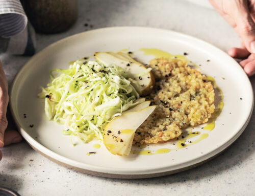 Coleslaw di cavolo, pera e cialda di blu di capra